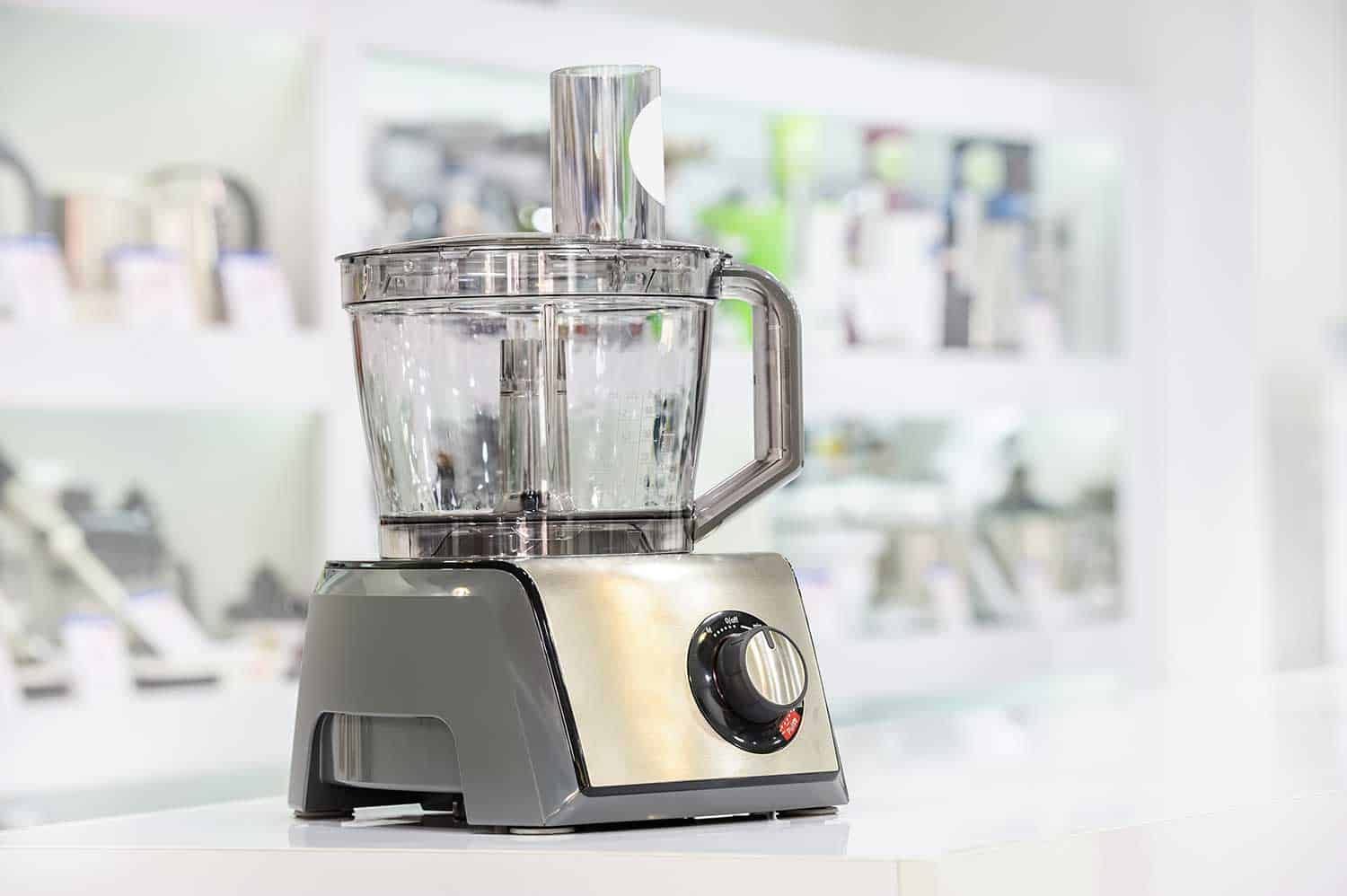 零售商店货架上的单一电动食品处理器