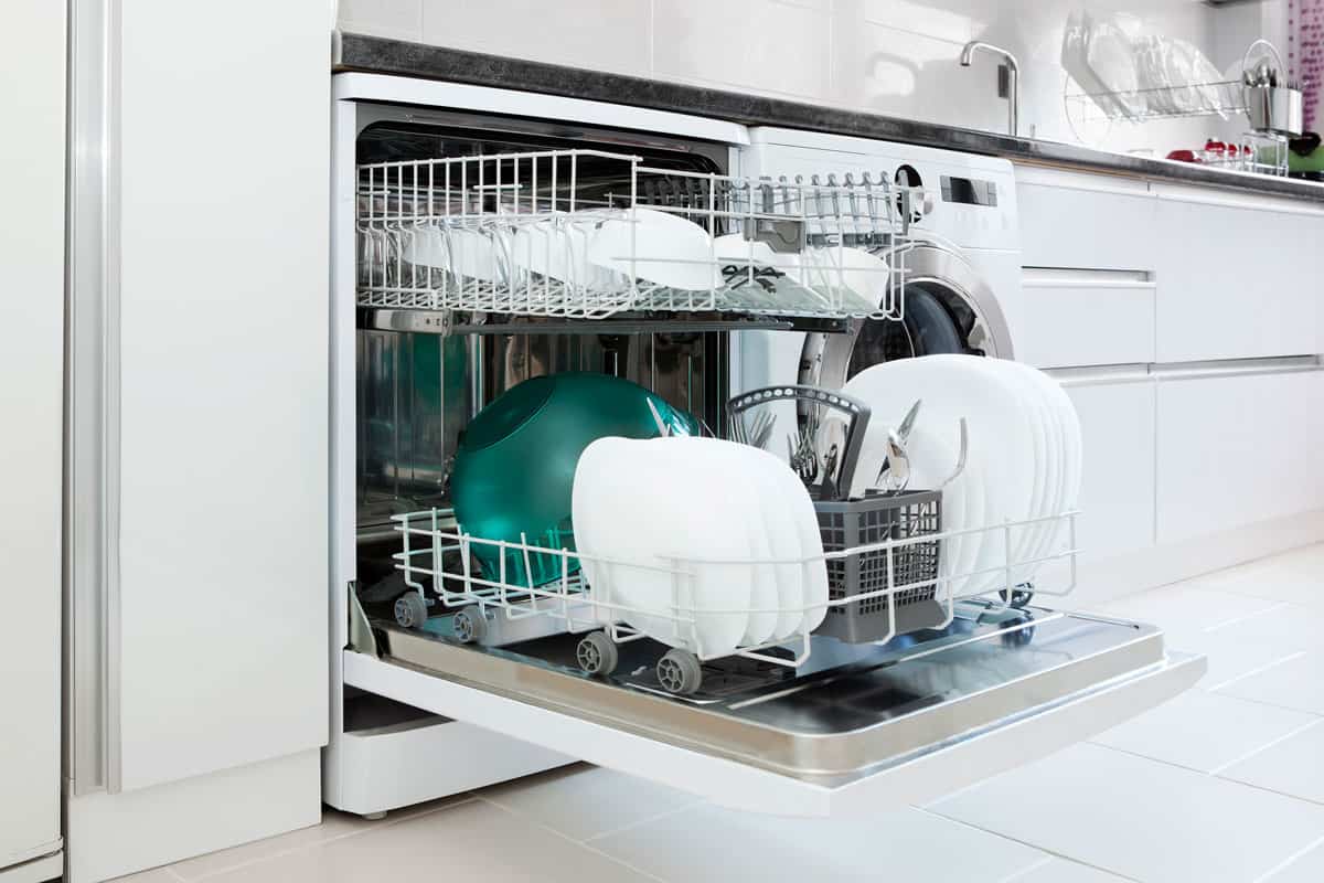 一个打开的洗碗机，里面有盘子和其他厨房用具，标准洗碗机有多宽?bd手机下载