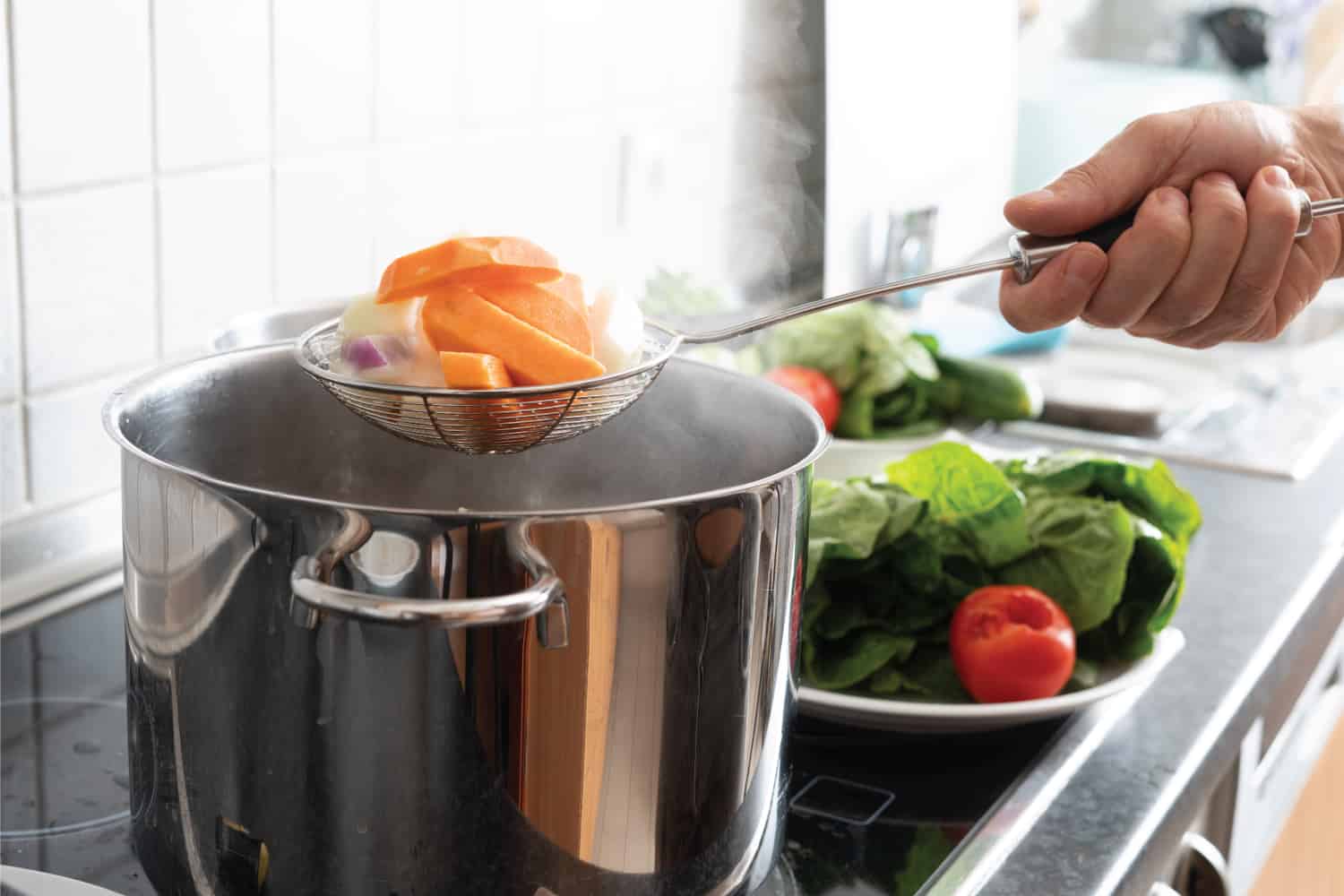 热烫蔬菜大烹饪锅使用一个过滤器