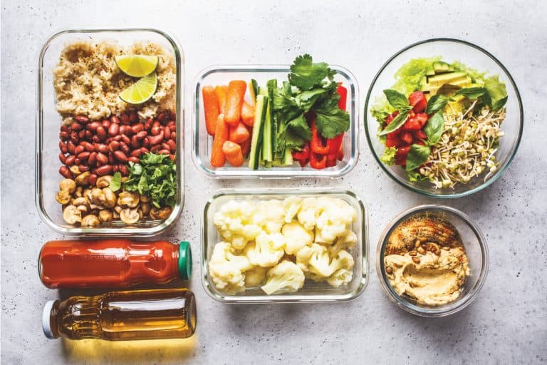 Healthy-vegan-food-in-glass-containers、大米、豆类、蔬菜、-hummus-and-juice -How-To-Organize-Glass-Food-Storage-Containers - [4-Crucial-Tips]