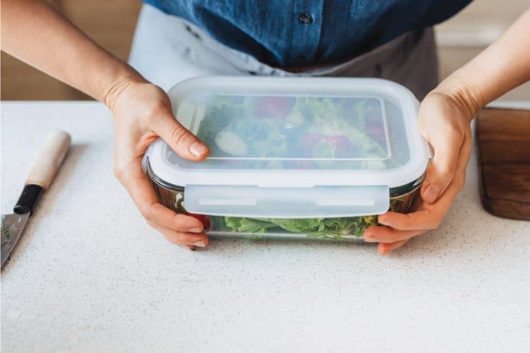 自制的外卖吃健康的蔬菜沙拉在一个玻璃容器,玻璃容器保温