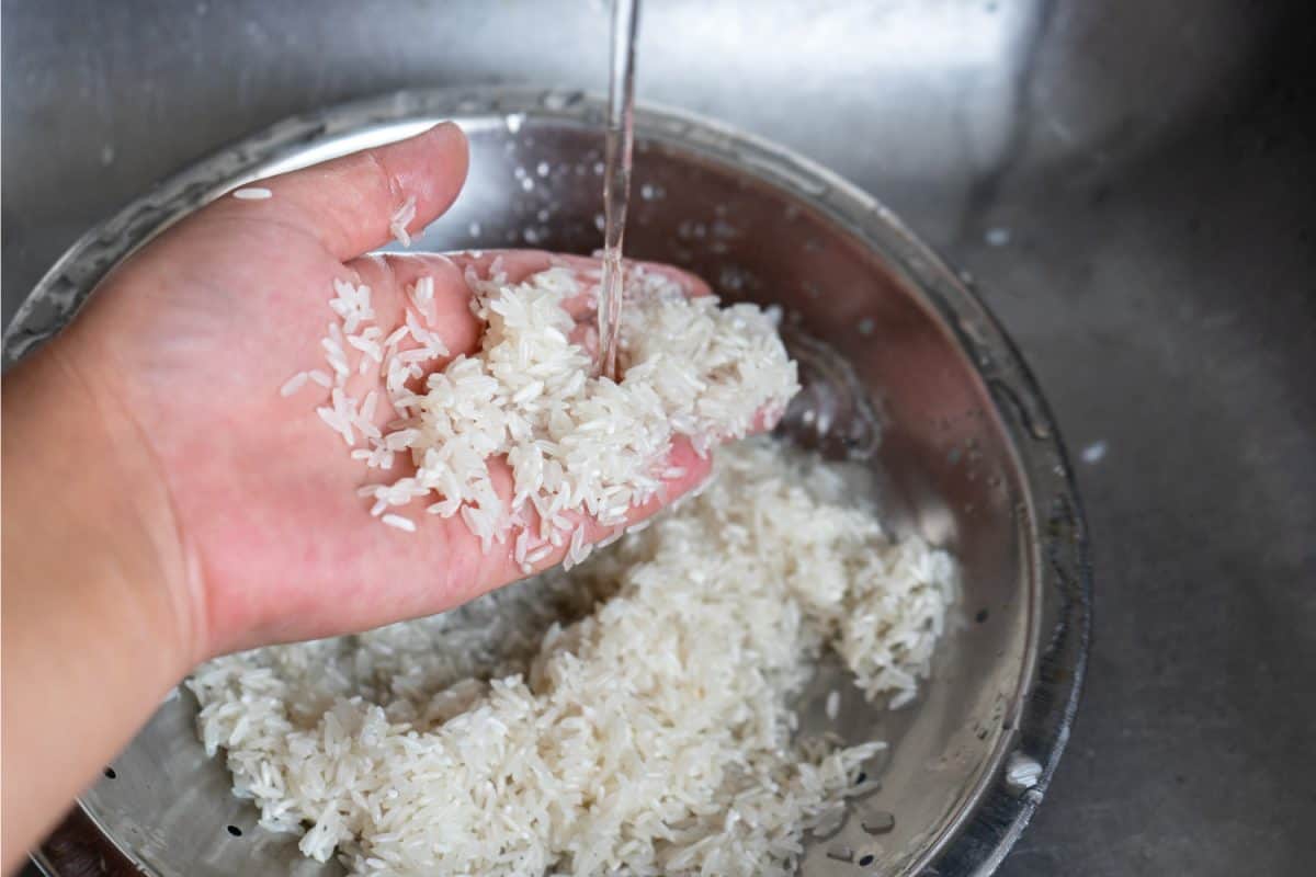 用金属碗洗白米