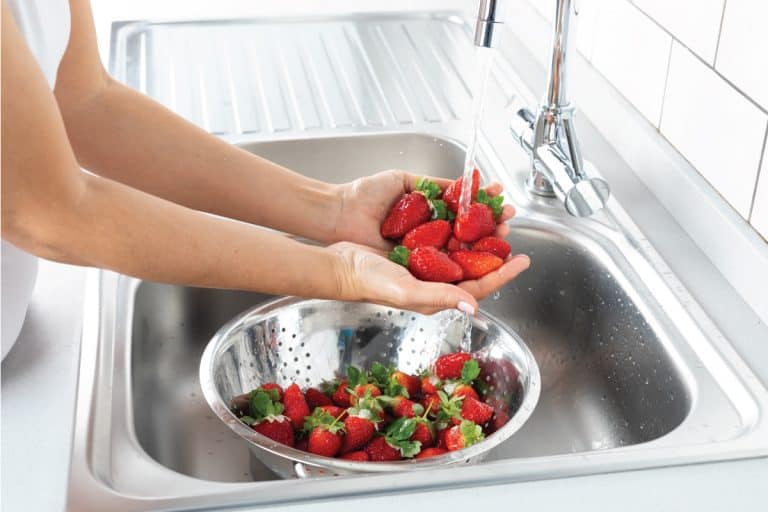 女人在厨房的水槽洗草莓一个过滤器,如何应变没有过滤器[8]方法bd手机下载