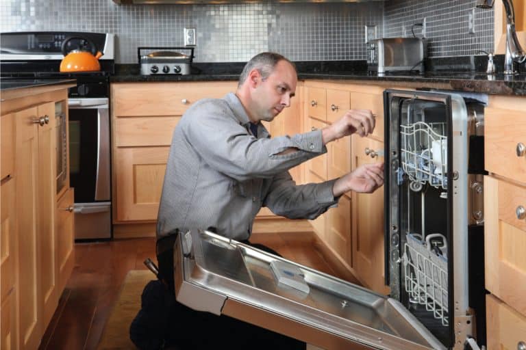 工人修理能源效率在现代厨房洗碗机,惠而浦洗碗机不喷水,做什么呢?bd手机下载