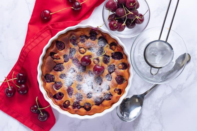 传统的法国甜水果蛋糕甜点,你能烤蛋糕的砂锅吗?