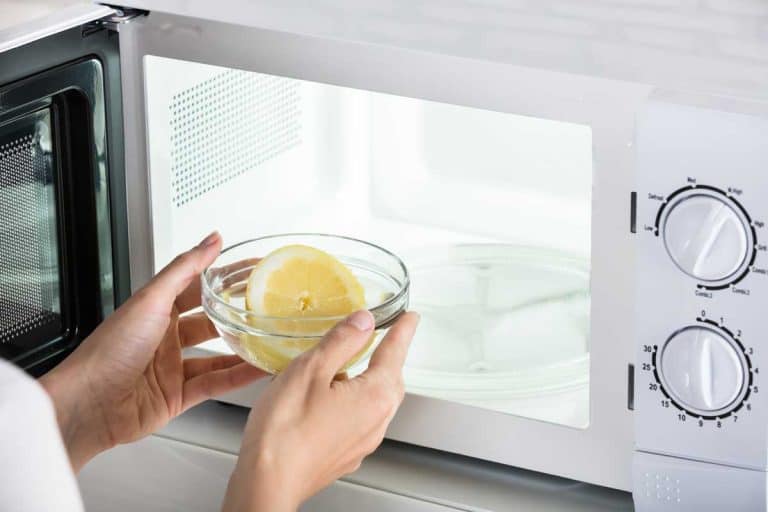 特写的女人把碗片柠檬放在微波炉,如果一个碗是微波安全烤箱还安全吗?