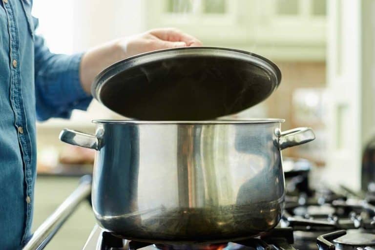 女人提升钢在烹饪锅在炉盖,烹饪:覆盖Vs发现(当你应该涵盖了锅吗?)
