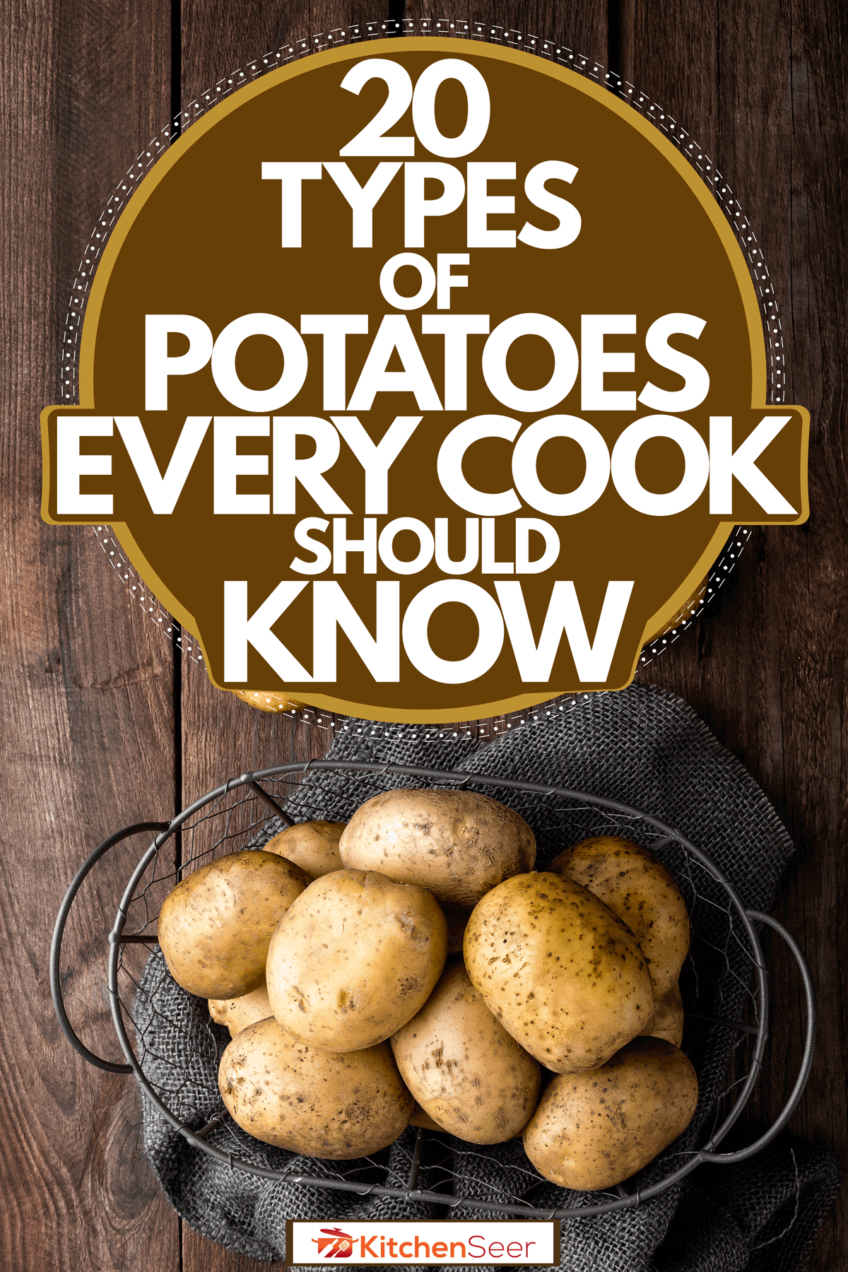 新收获的土豆放在木桌上的篮子里，《每个厨师都应该知道的20种土豆》