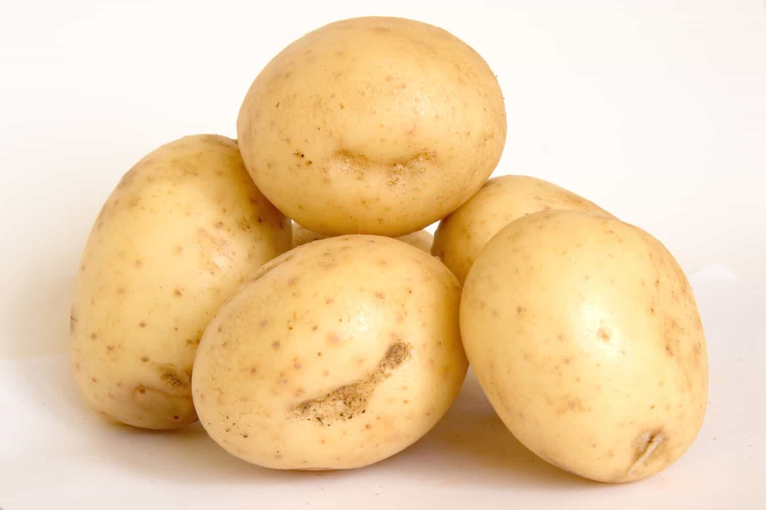 新鲜洗过的土豆的详细照片