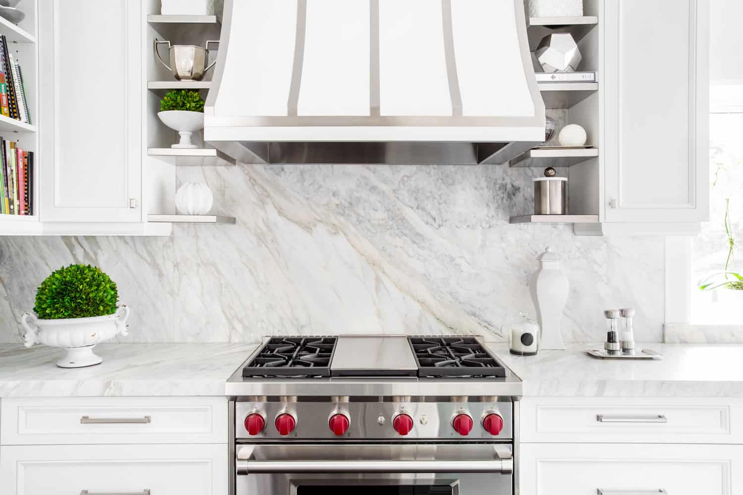 明亮的水平形象的经典白色厨房，煤气灶和大理石后挡板bd手机下载