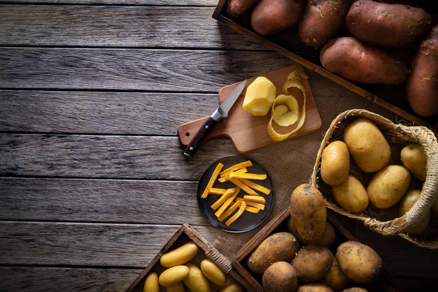 不同品种的土豆放在桌子上的篮子里，你应该把土豆放在冰箱里吗?