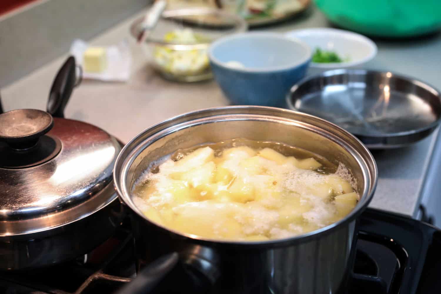 为节日晚餐准备的土豆沙拉或土豆泥