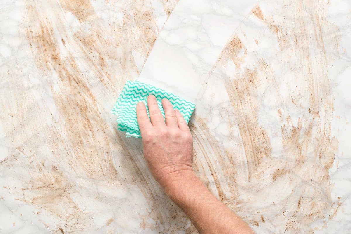 用纸巾用手擦拭大理石表面