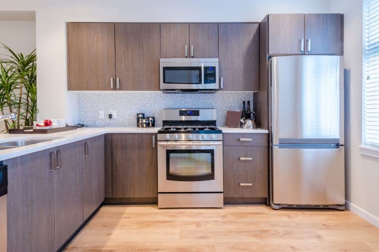 内部镶橱柜的木制的现代厨房,厨房的炉子悬臂bd手机下载烤箱,和一个大冰箱,炉子平均有多宽?