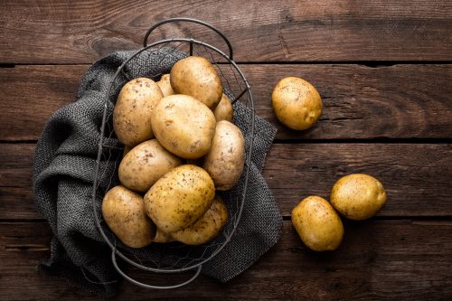阅读更多关于每个厨师都应该知道的20种土豆的文章＂decoding=