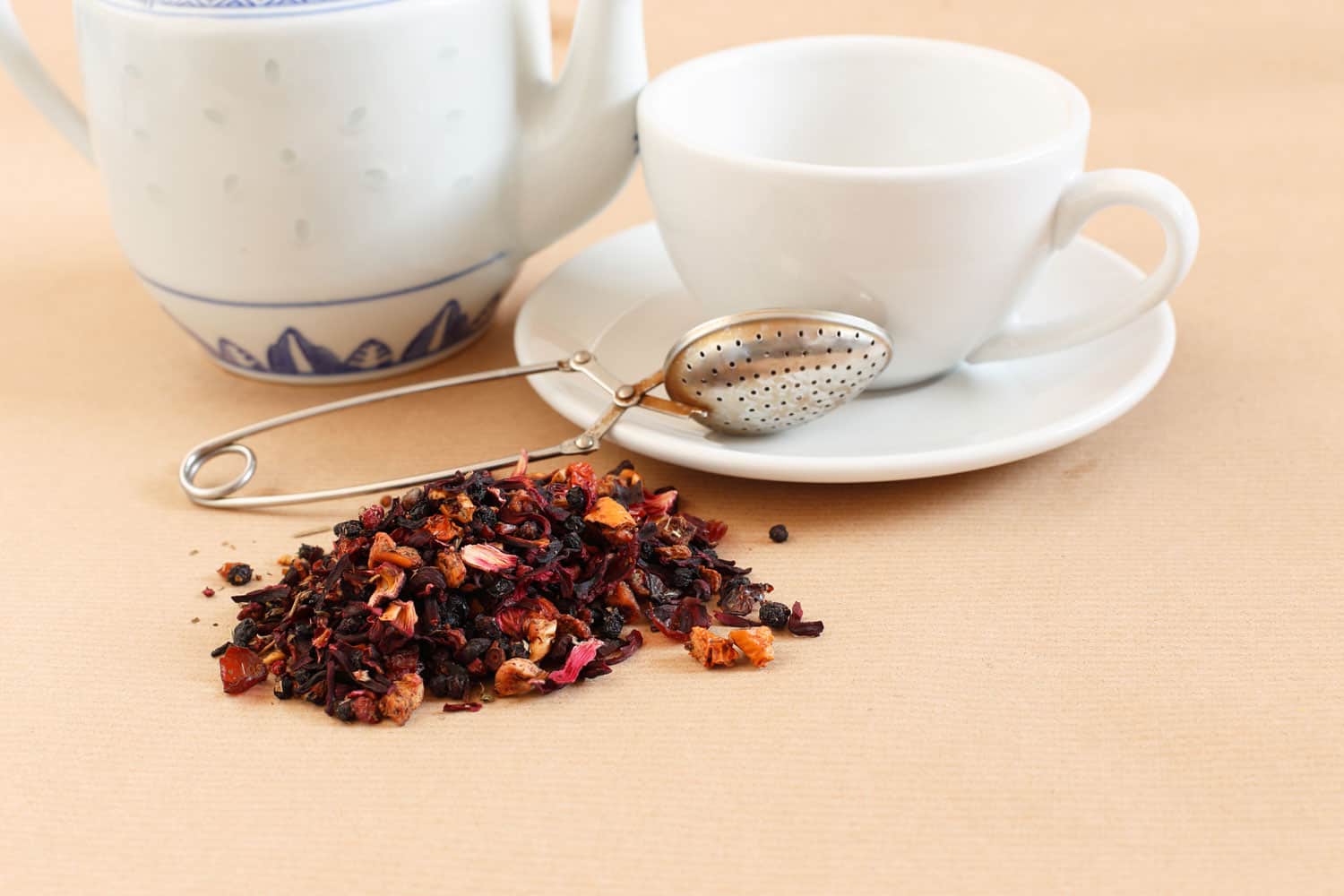 茶壶，茶杯和茶叶准备准备一个清爽的饮料＂width=