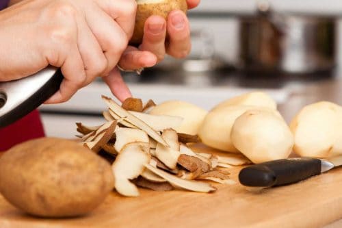 阅读更多关于如何在食品加工机中五步切土豆的文章