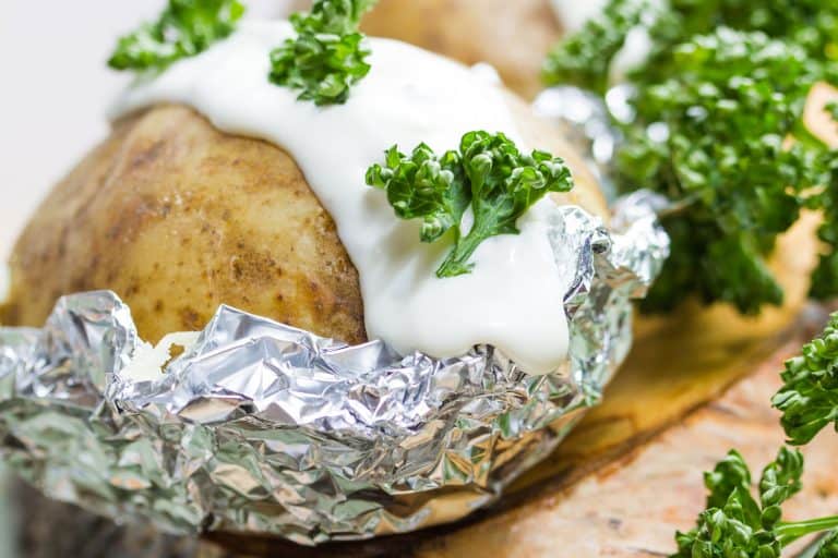 新鲜的烤土豆和酸奶油用铝箔裹着,你应该在箔烤土豆吗? 