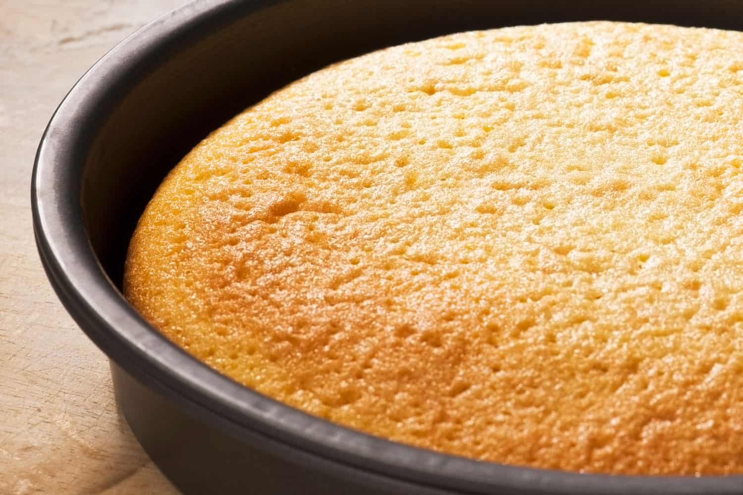 刚烤好的海绵蛋糕放在圆形烤盘里