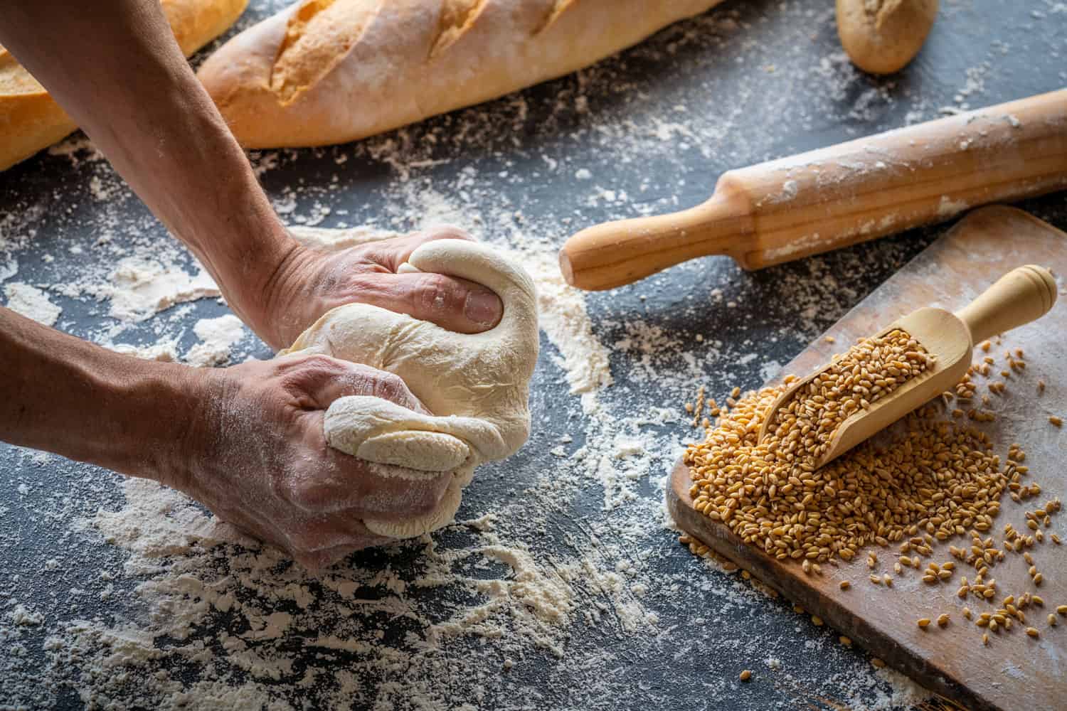 面包师手做面包，揉面团，揉面包要多长时间[用手和在搅拌机]