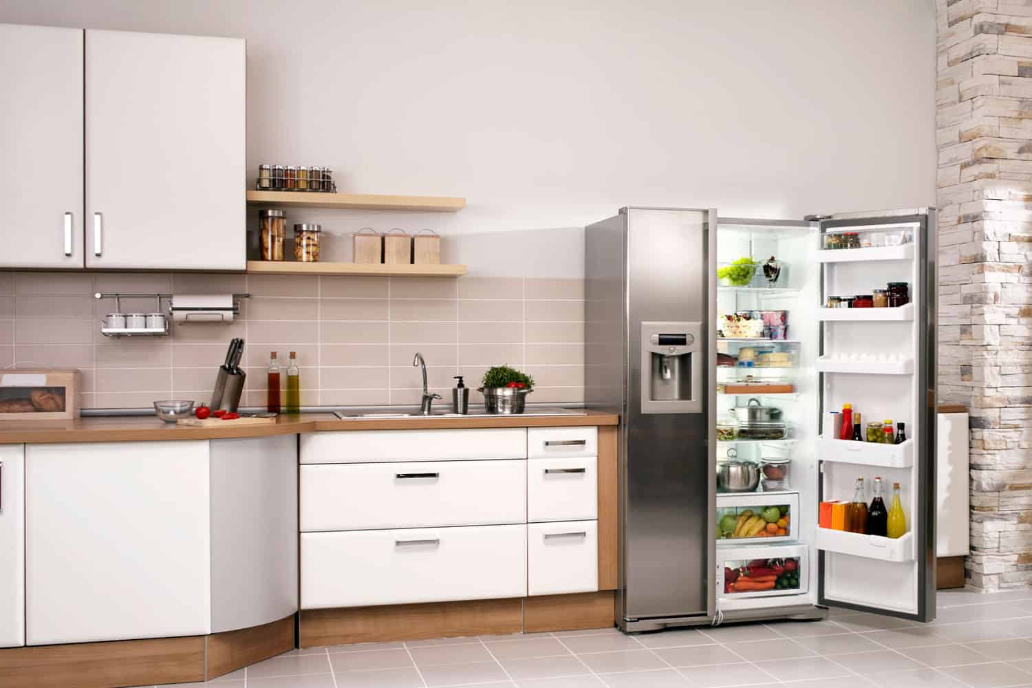 一个有冰bd手机下载箱和橱柜的现代家庭的大厨房，一个标准冰箱的平均体积是多少?＂width=
