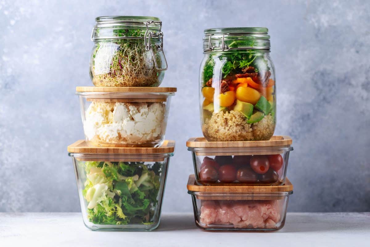 不同种类的蔬菜和豆制品在玻璃容器内