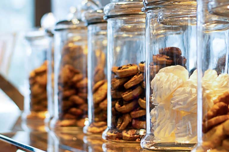 巨大的cookie Jar排队在酒吧咖啡馆表,如何让饼干罐密封(饼干保鲜的关键!)