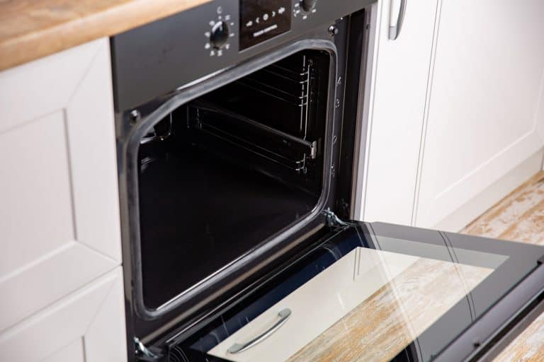 新型电动打开烤箱在白色现代厨房,对流烤箱干燥食物吗?bd手机下载