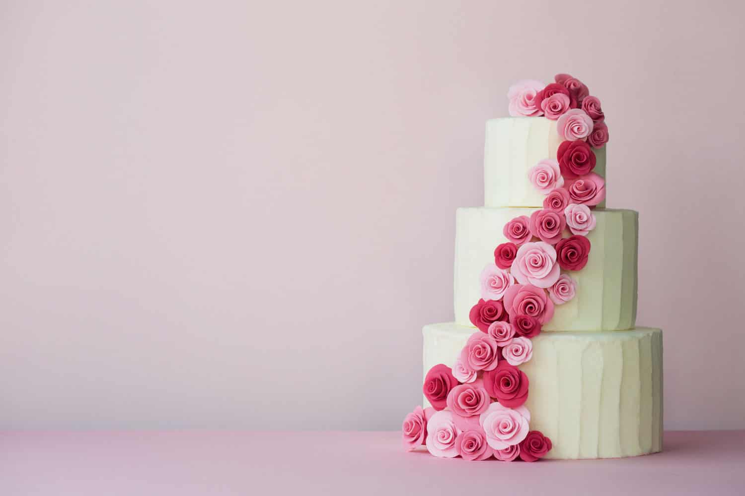 多层婚礼蛋糕，粉红色的糖糊玫瑰