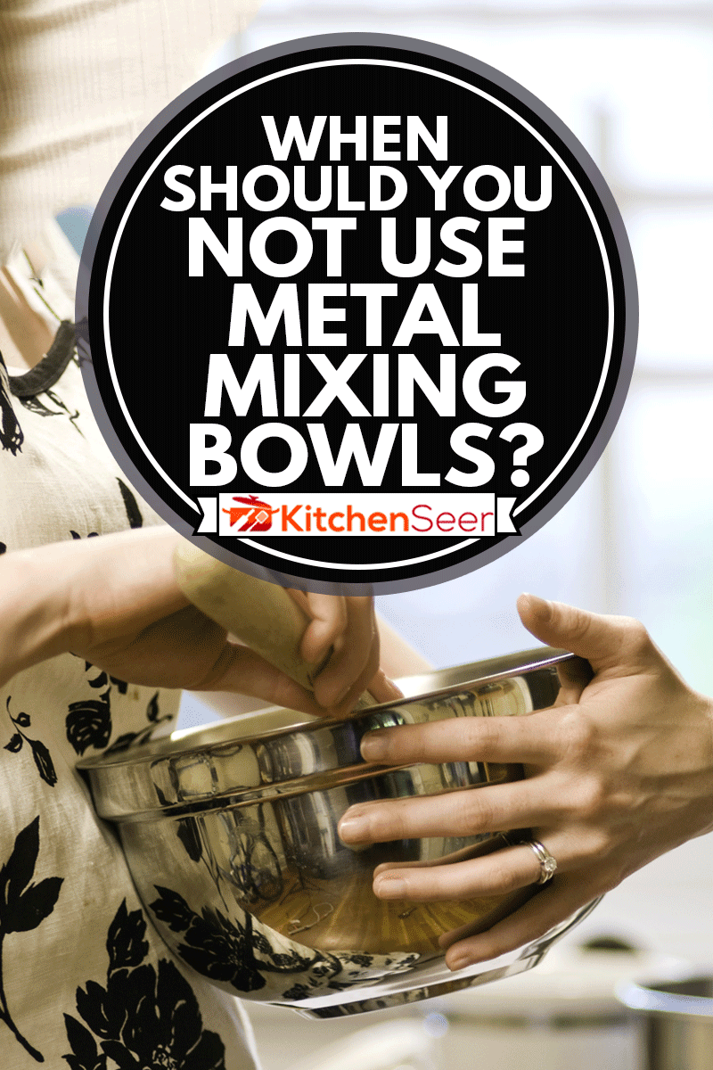 一个女人用搅拌碗烤面包，什么时候不应该用金属搅拌碗?