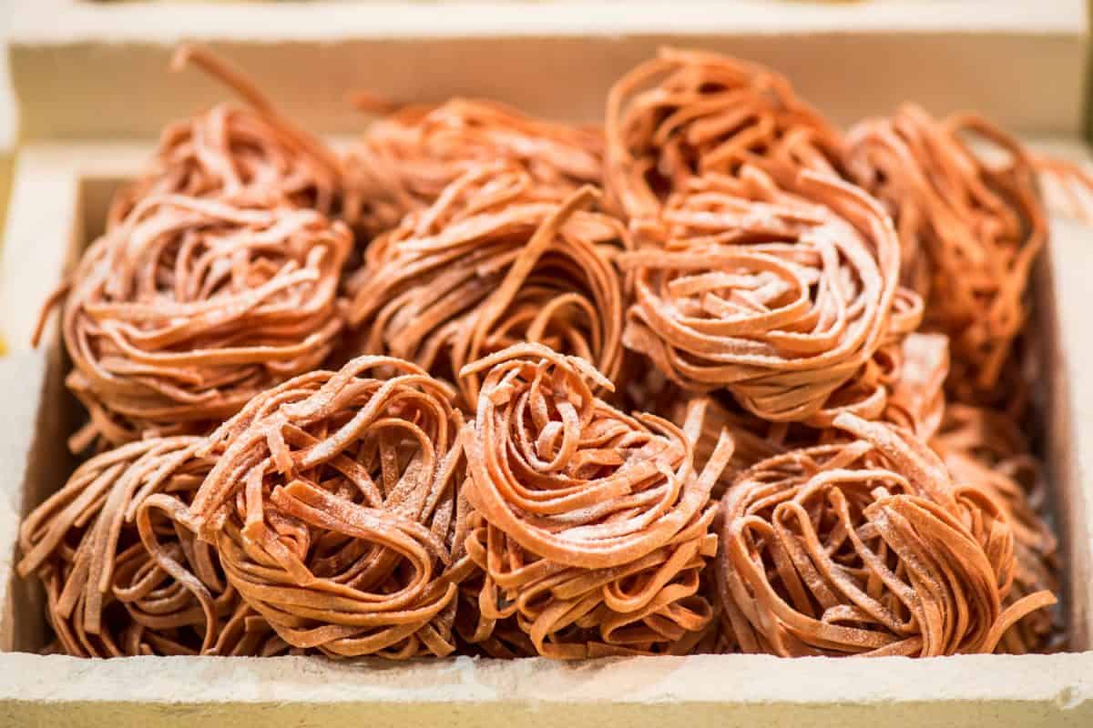 美味的冷冻意大利扁面条从冰箱里解冻