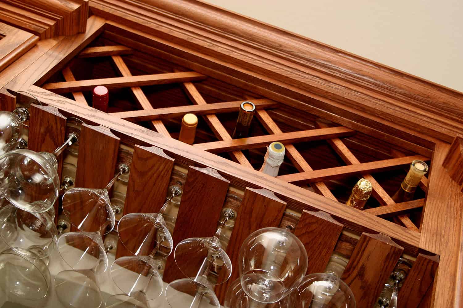 一个家庭酒吧，挂着玻璃杯和一瓶葡萄酒和香槟，如何储存葡萄酒和鸡尾酒酒杯