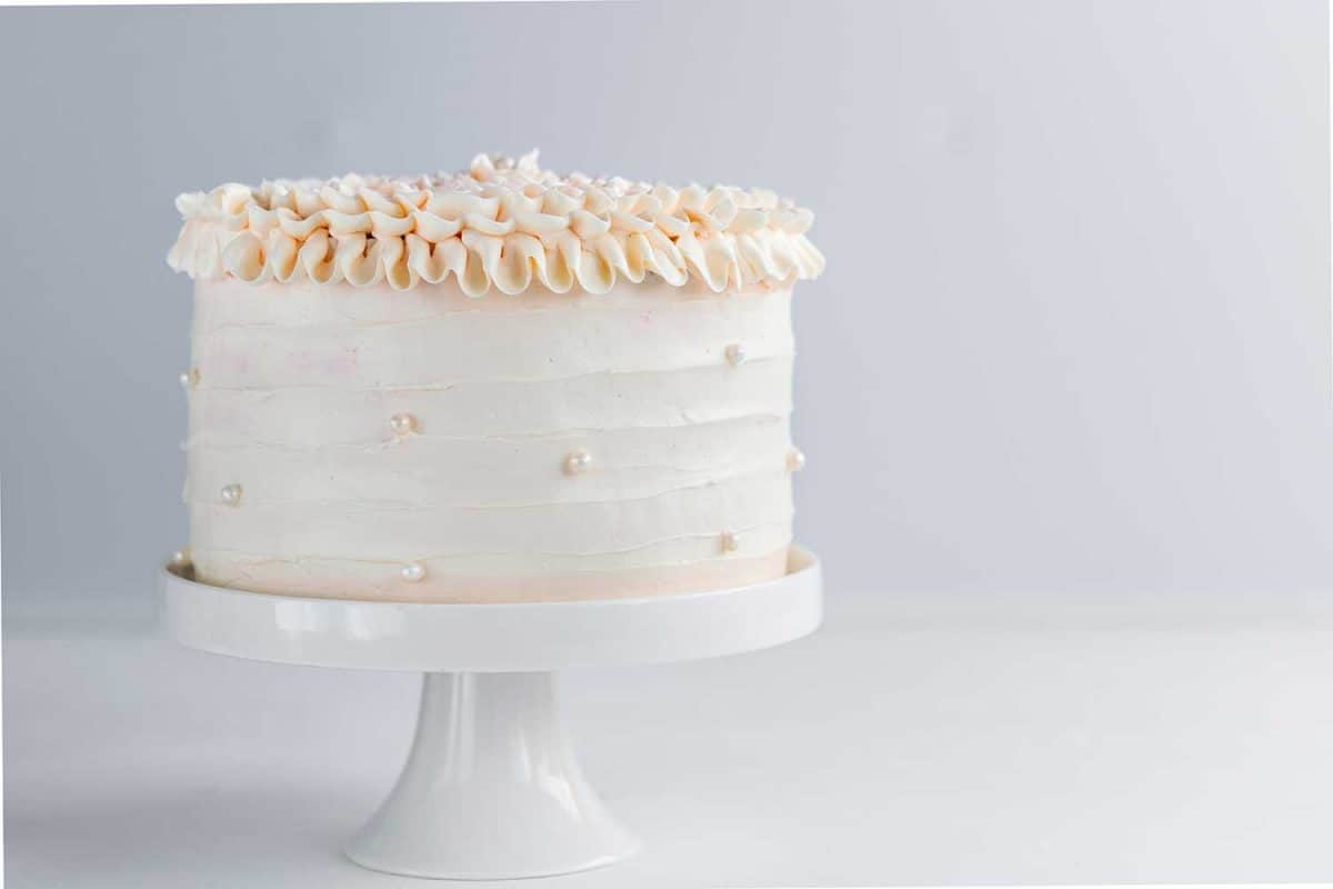漂亮的生日蛋糕装饰与食用珍珠白色中性背景