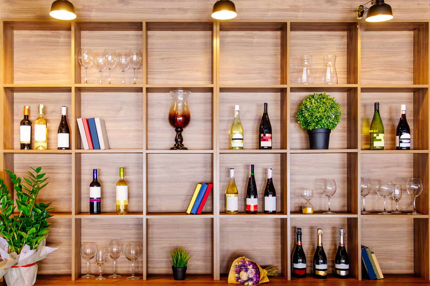 在私人酒庄的橱柜房间里，白葡萄酒和红葡萄酒的木架上放着书