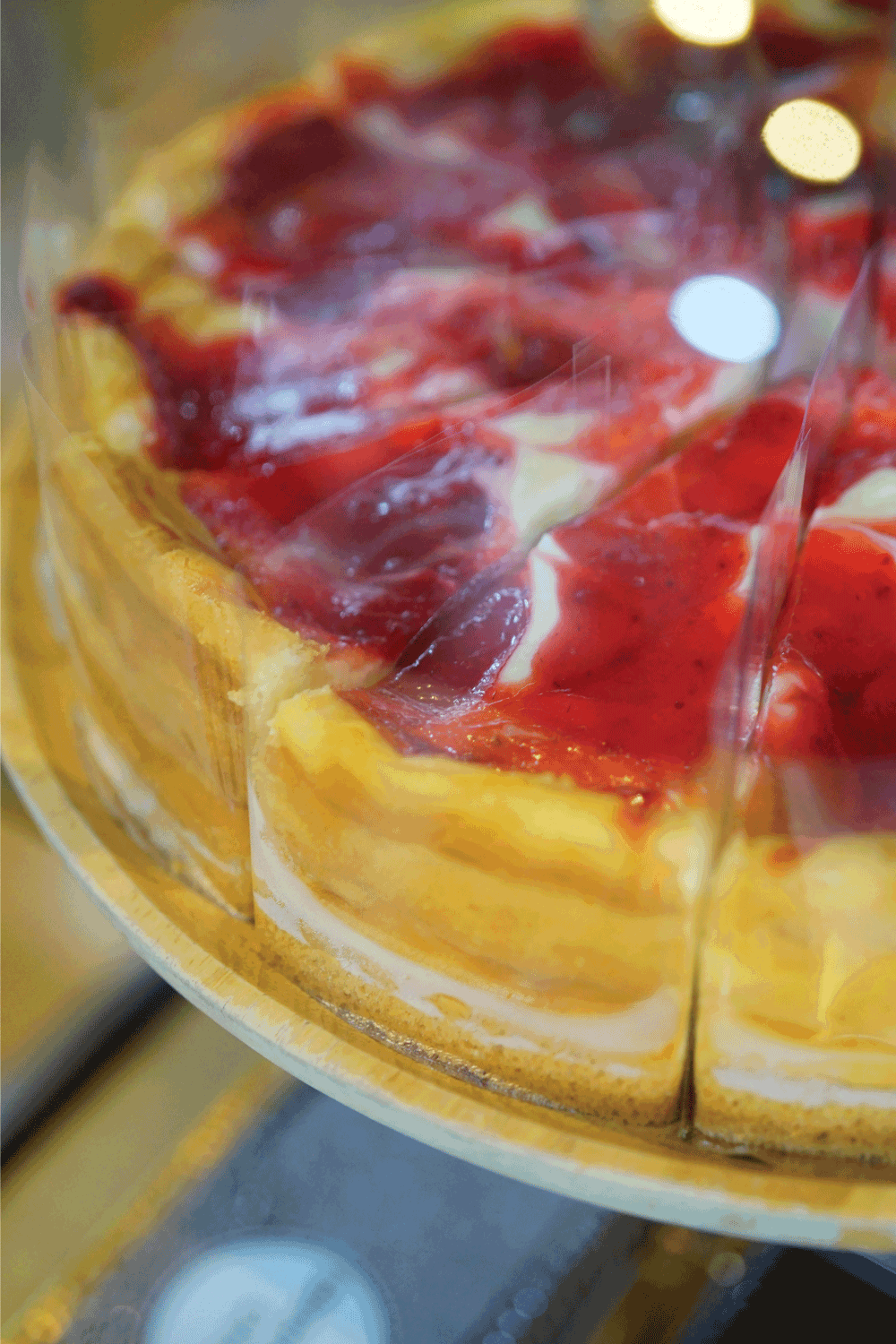 冰箱里的草莓酱芝士蛋糕特写