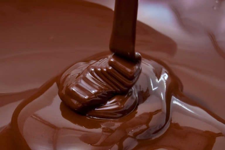 近距离的融化的巧克力,你应该加入黄油或油融化的巧克力吗?
