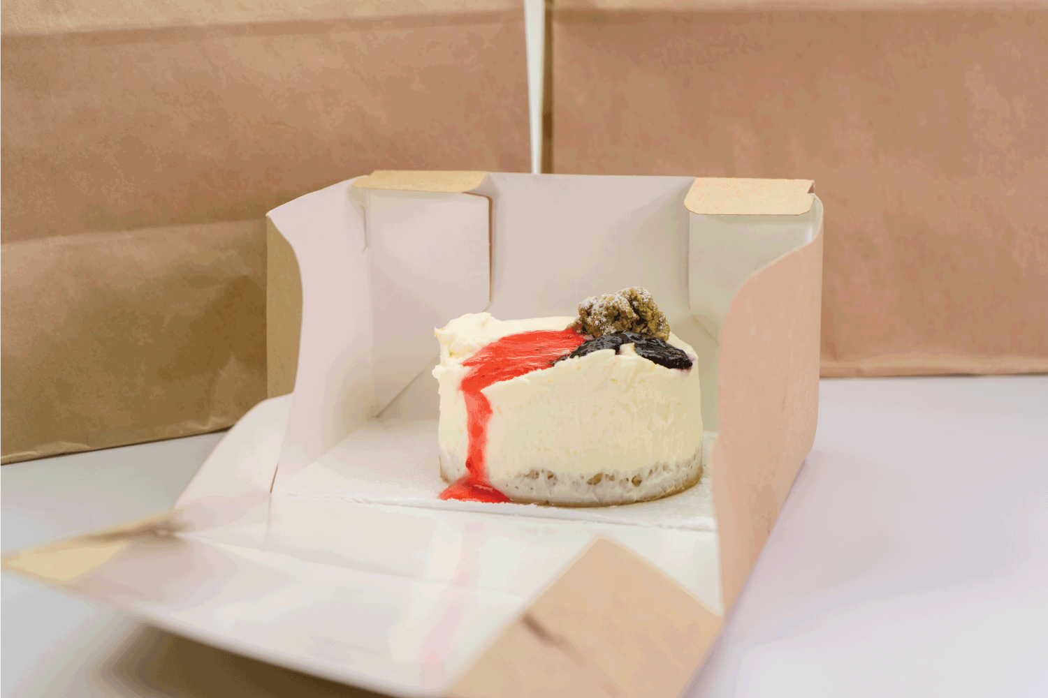 美味的芝士蛋糕在生态包装，食品和甜点的概念。