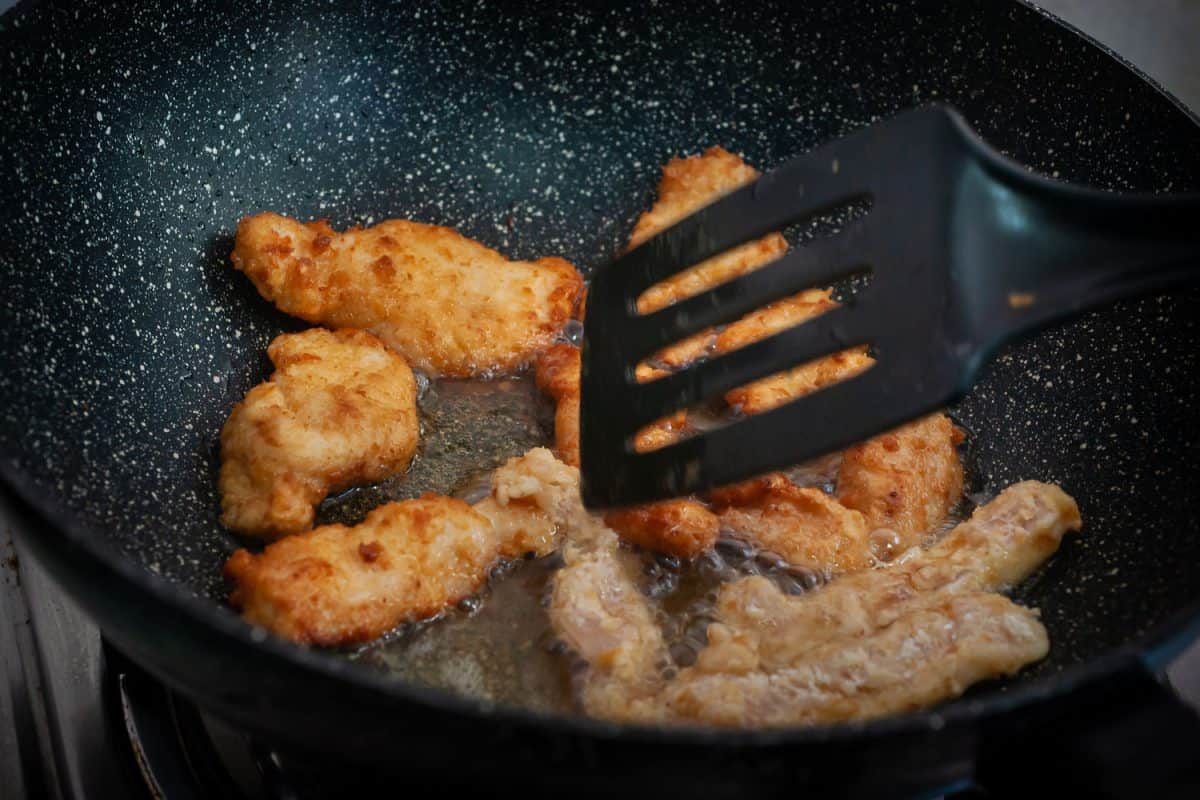 在不粘锅里用黄油煎鸡肉