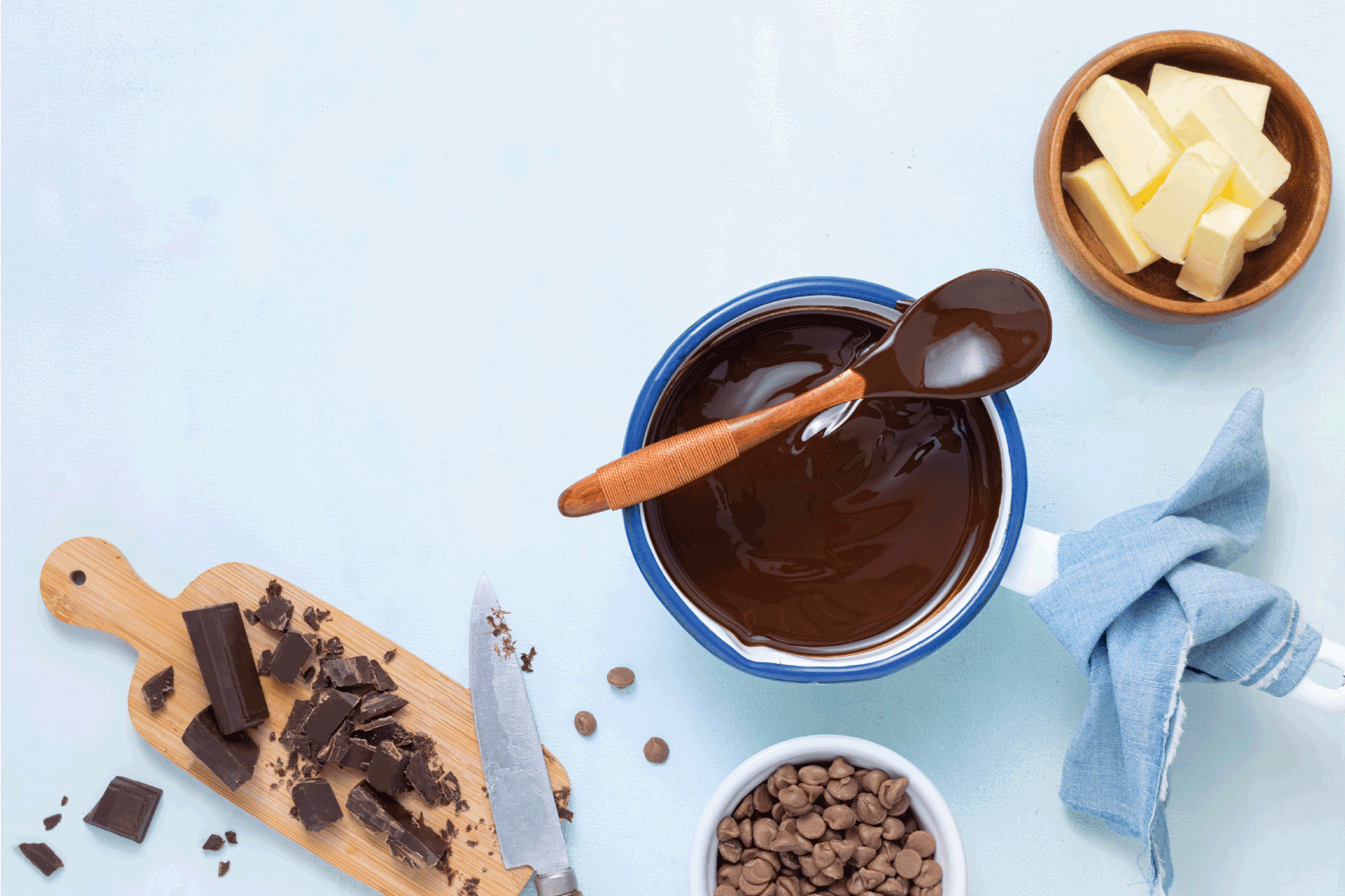 熔融巧克力用不同类型的巧克力作面团制作配方巧克力甘纳许、蛋糕、布朗尼、松饼、纸杯蛋糕的配料