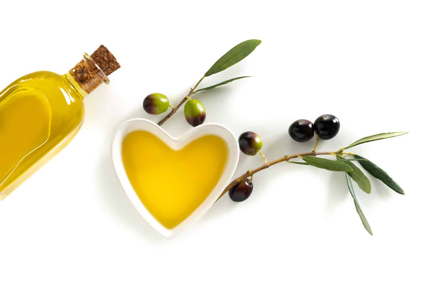 橄榄油心形碗作为心脏健康食品在白色背景
