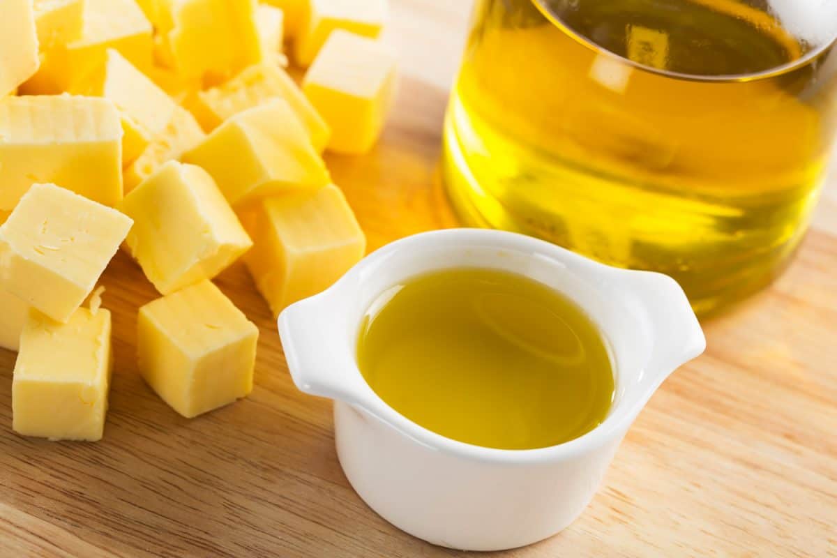 橄榄油装在小玻璃容器里，一瓶油和几块黄油