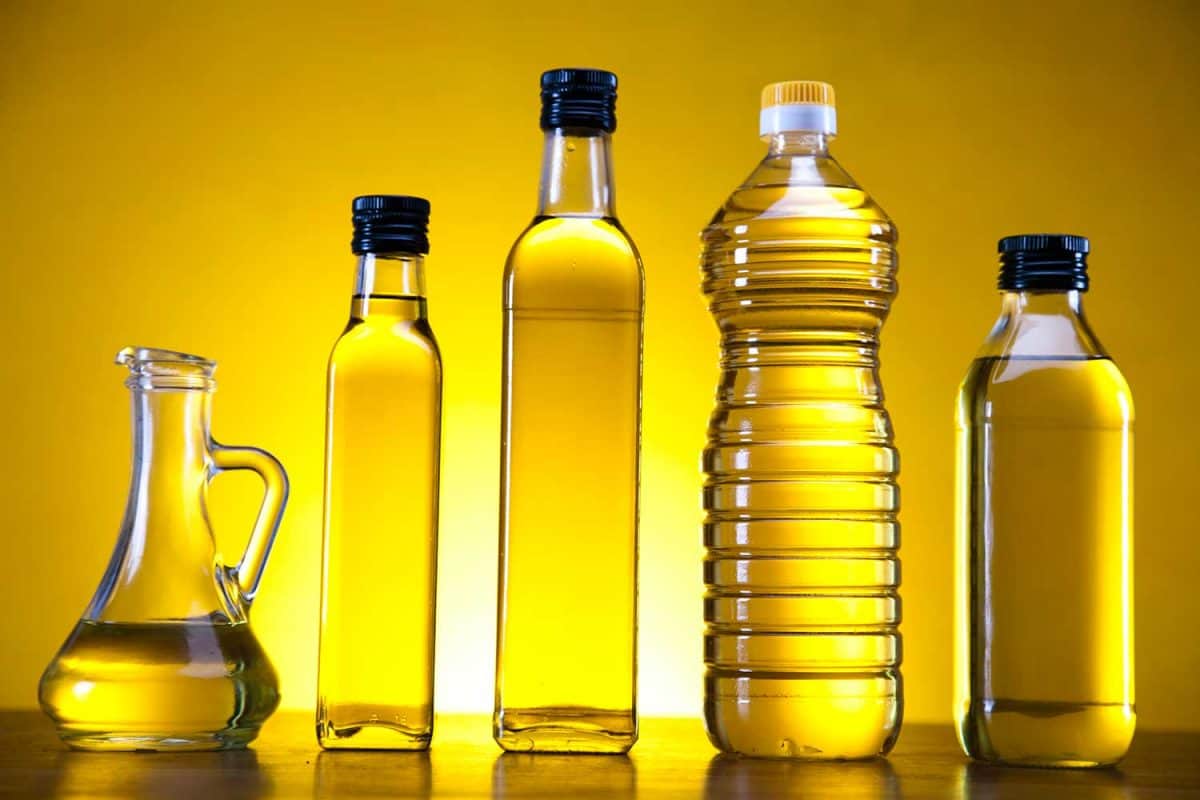 橄榄油储存在不同的容器中