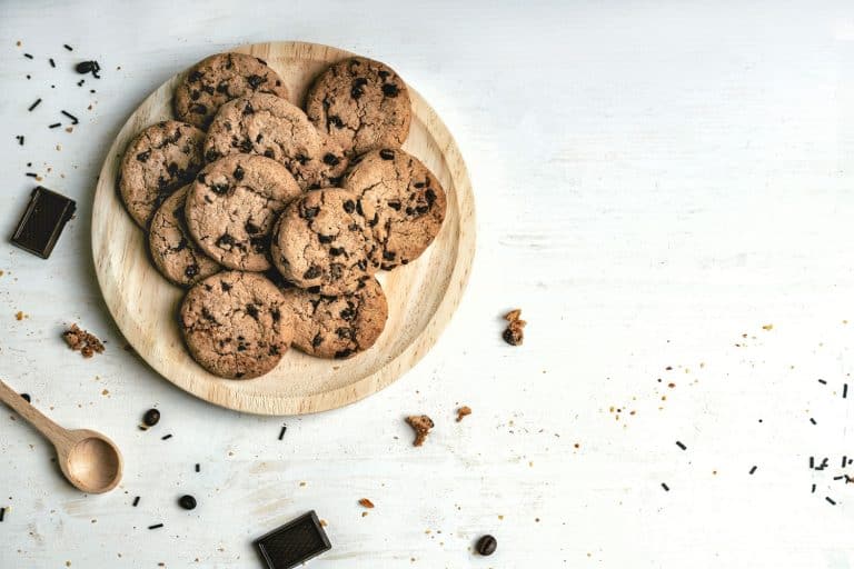 你能没有黄油饼干?,Plate of artisan cookies with chocolate chips on a white background