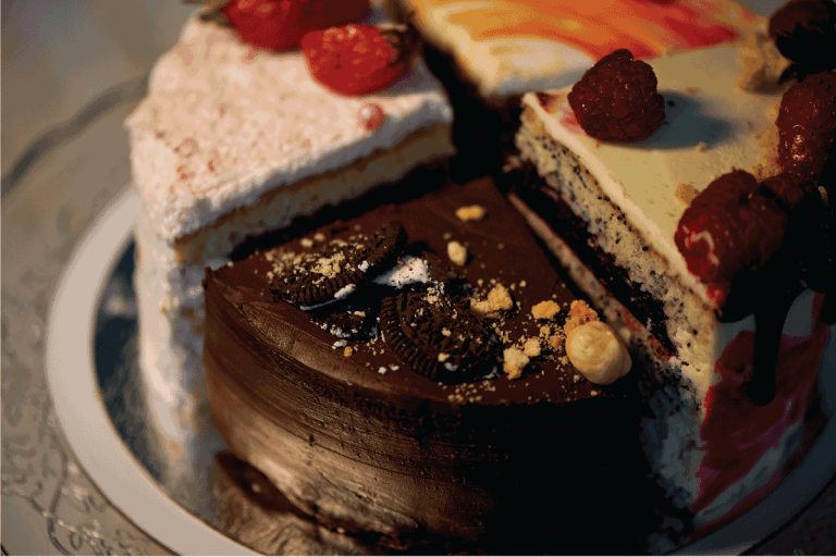 蛋糕的不同部分顺利旋转固定在底座上。有巧克力、胡萝卜、酸奶和草莓。30每美食应该知道类型的蛋糕