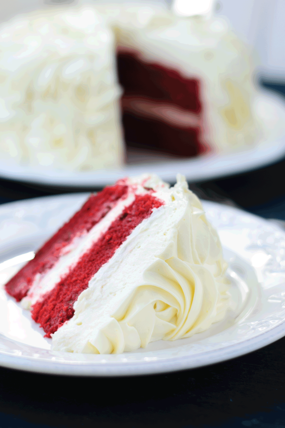 红丝绒蛋糕放在白盘子里