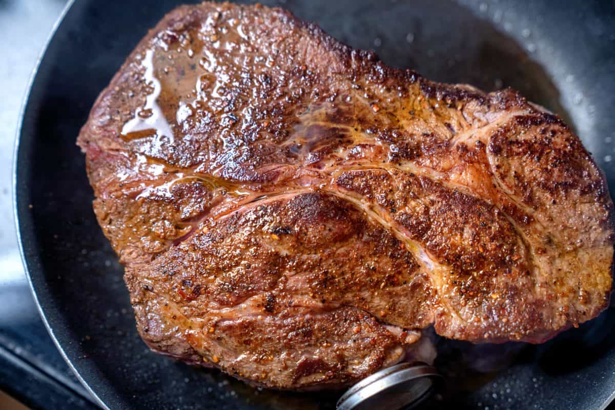 一片烤牛肉正在烤箱里烤着