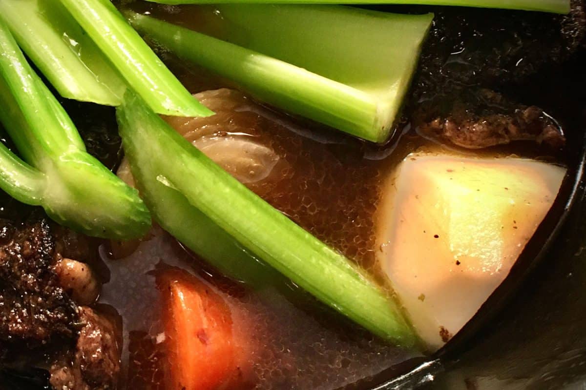 美味的烤牛肉和其他食材煮在锅里
