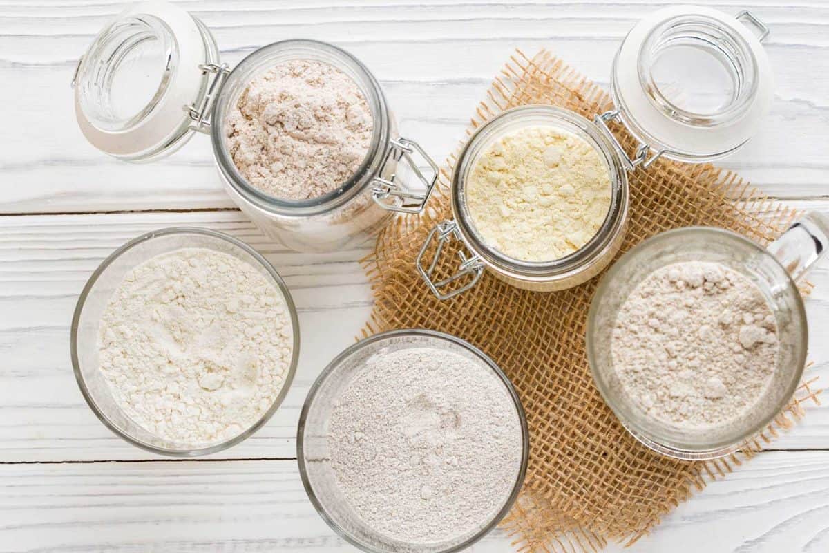不同的面粉装在玻璃罐里，小麦，玉米，黑麦，燕麦，斯佩尔特小麦，亚麻