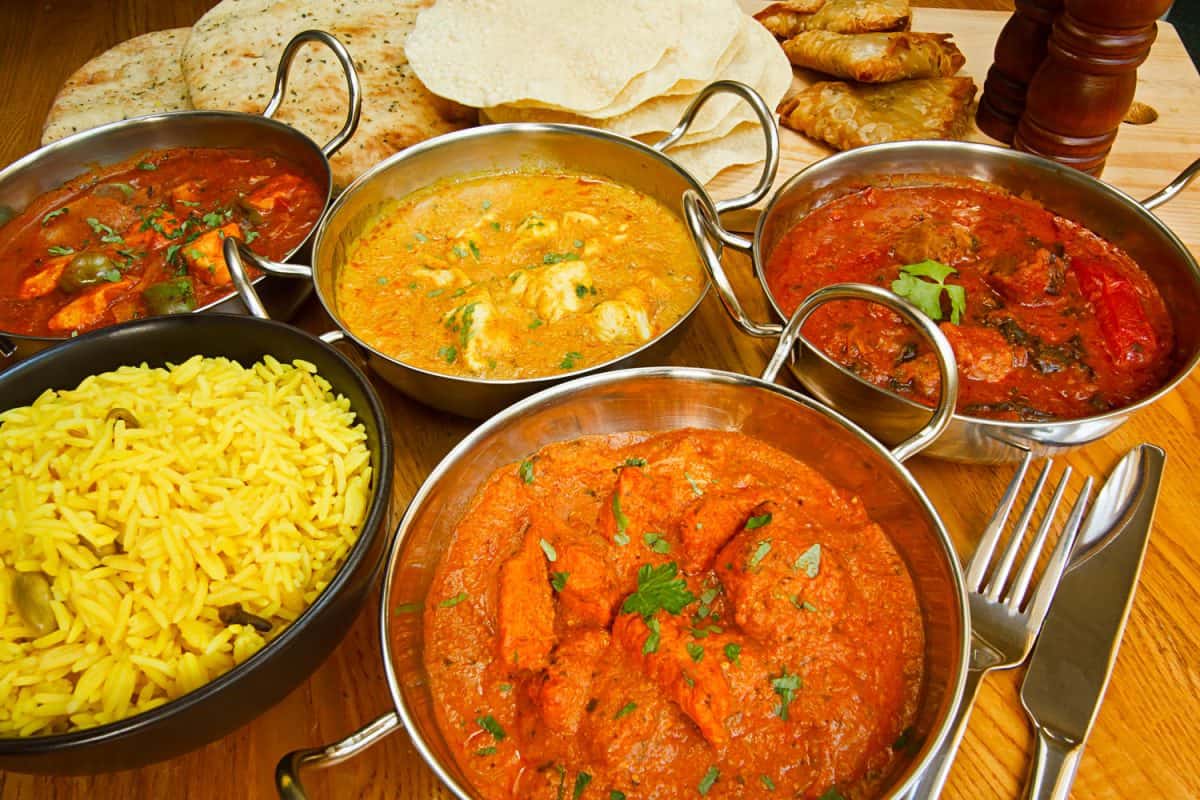 不同种类的印度菜放在木桌上