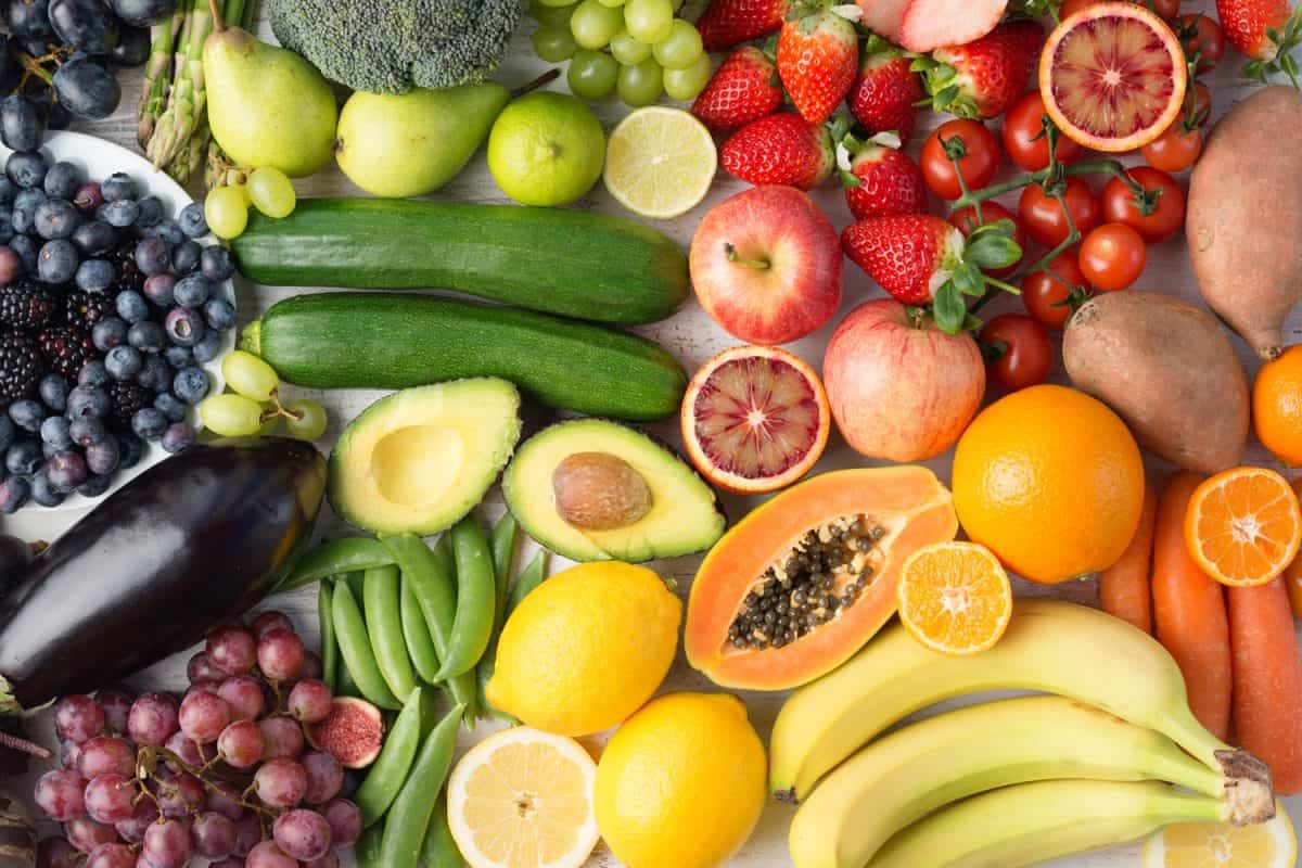 健康饮食，彩虹色背景的各种水果和蔬菜，俯视图，选择性聚焦
